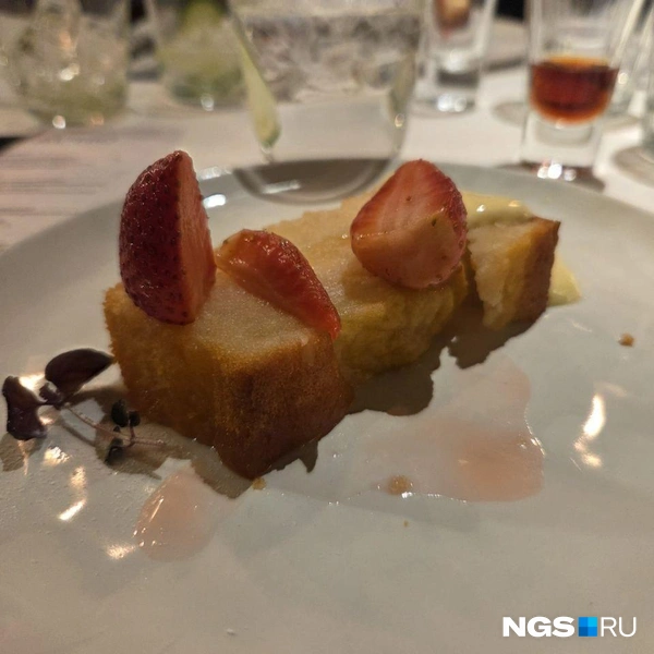 Под конец принесли десерт  | Источник: Елизавета Шаталова / NGS.RU