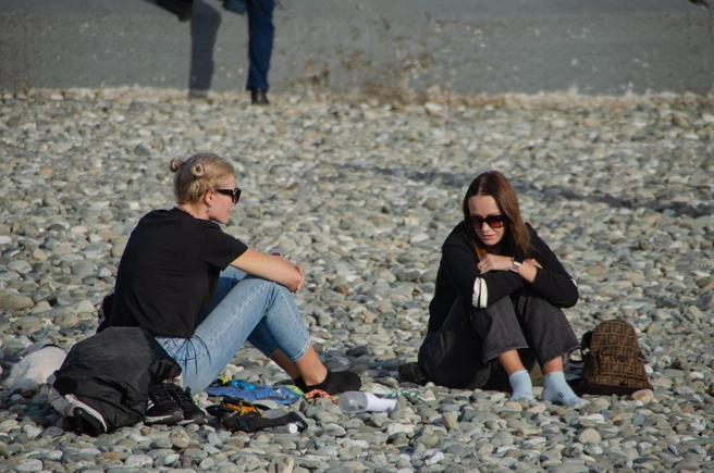 Осень в Сочи пахнет не листвой, а морем и солнцем. Люди оделись соответственно | Источник: Оксана Витязь / SOCHI1.RU