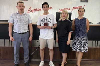 Вручение паспорта участнику программы переселения в Мичуринске