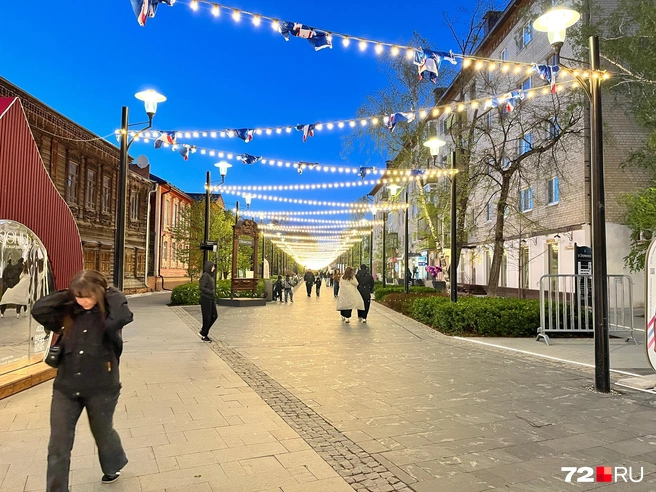На улице вечером холодно, поэтому гуляющие тюменцы предпочитают заходить в кафе  | Источник: Анатолий Кузнецов / 72.RU