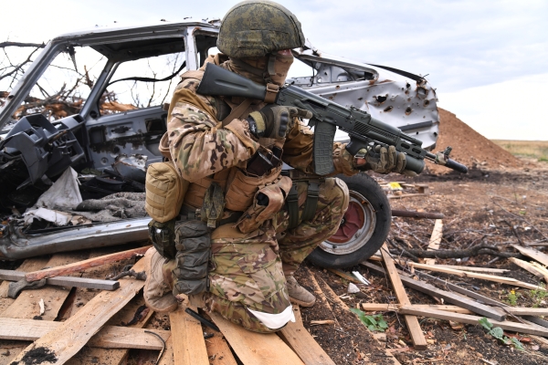 Боец ЧВК «Вагнер» на окраине Бахмута в Донецкой области. 05.09.2022