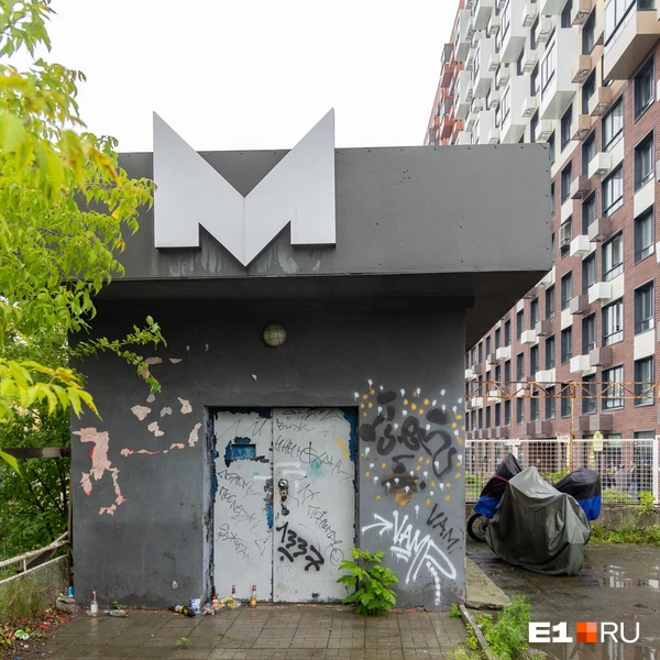 На входе в бункер осталось упоминание клуба Metro | Источник: Владислав Лоншаков / E1.RU