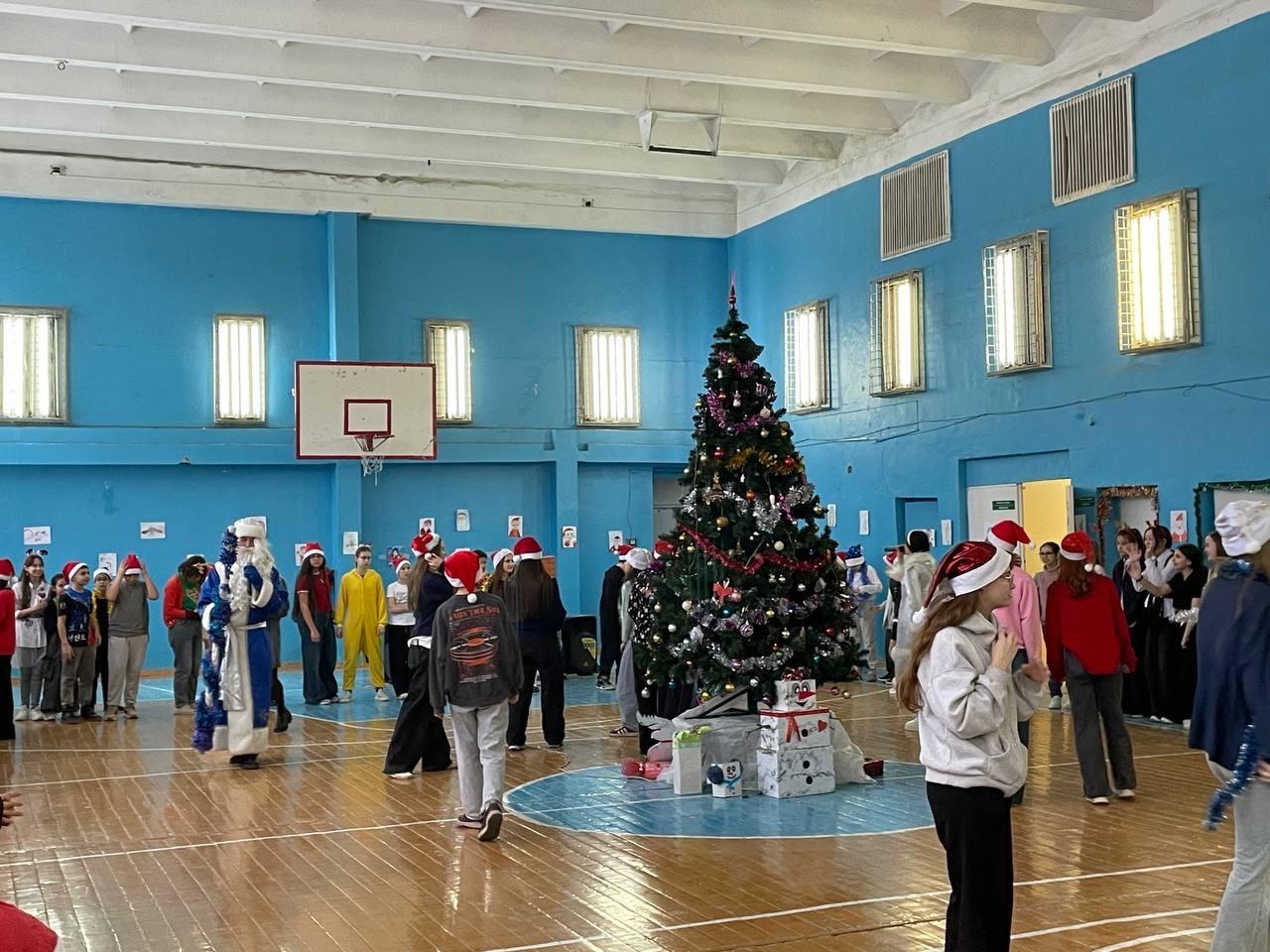 Школу на юге Уфы закрывают на ремонт до осени — родители возмущены