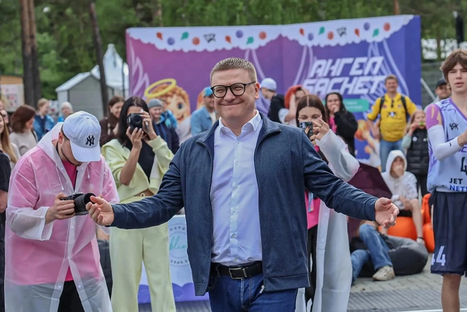 Восемь игроков в баскетбольной форме позируют для общего снимка на площадке. | Источник: pravmin.gov74.ru