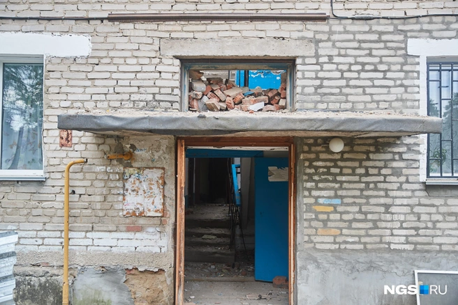 Один подъезд пострадал намного сильнее второго  | Источник: Александр Ощепков / NGS.RU