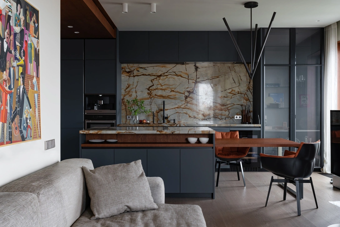 Диван, Pianca. Стулья, B&B Italia. Работа по камню, KDM Ural. Работа по дереву, Hard Bark. | Источник: Максим Лоскутов