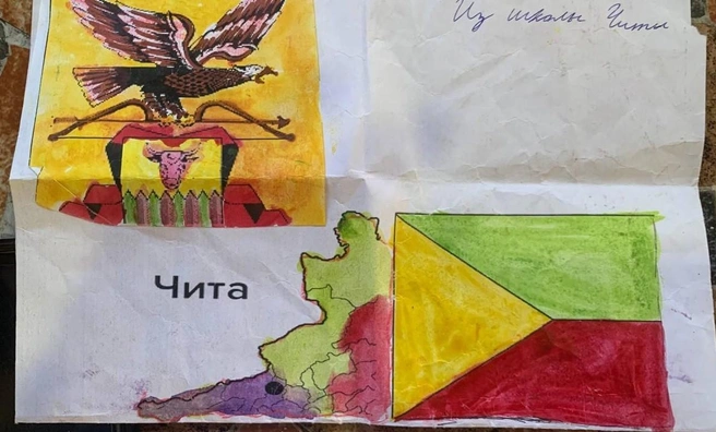 Со стороны, где написан текст, письмо украшено нарисованными сердечками | Источник: военный