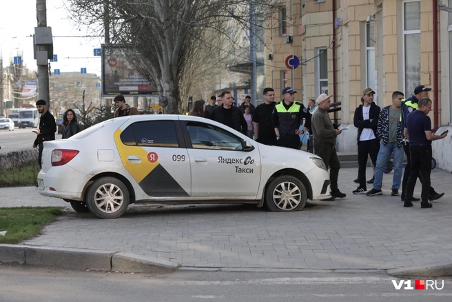 Чудом Renault не сбил никого из пешеходов | Источник: Алексей Волхонский / V1.RU