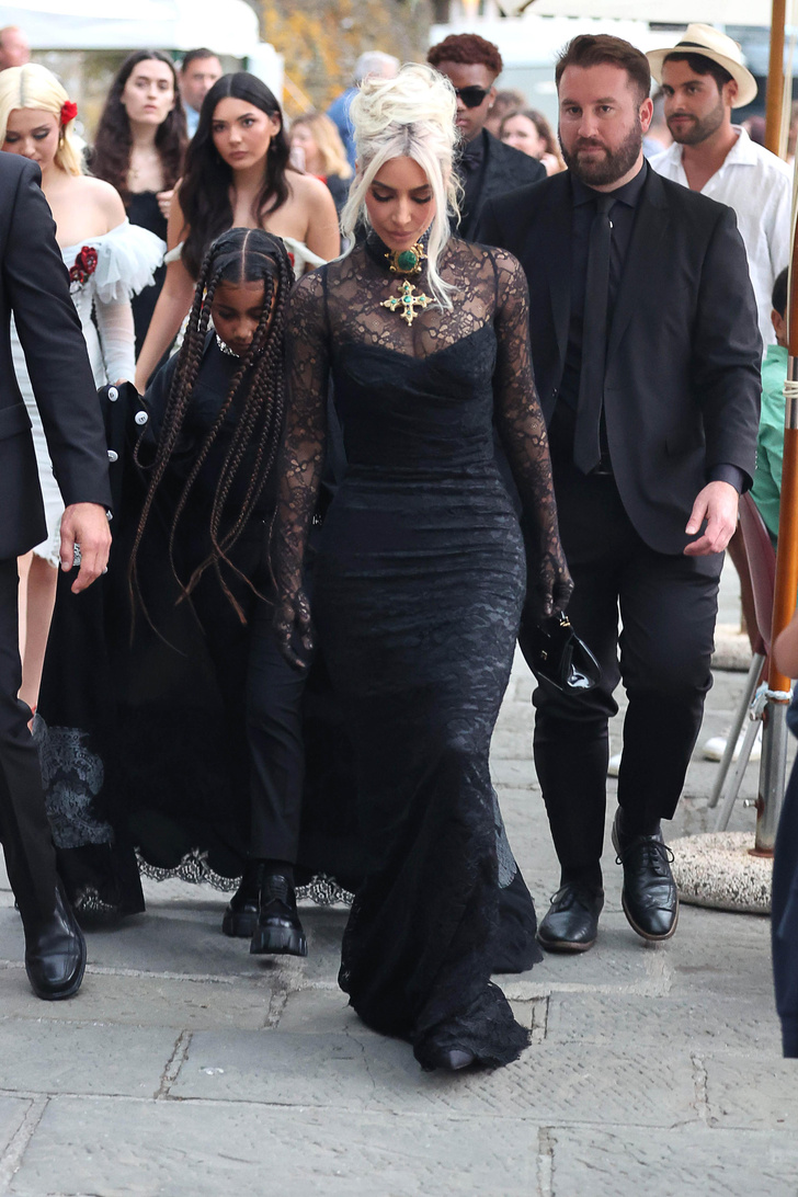 Готическая королева: Ким Кардашьян в «траурном» образе на свадьбе своей сестры