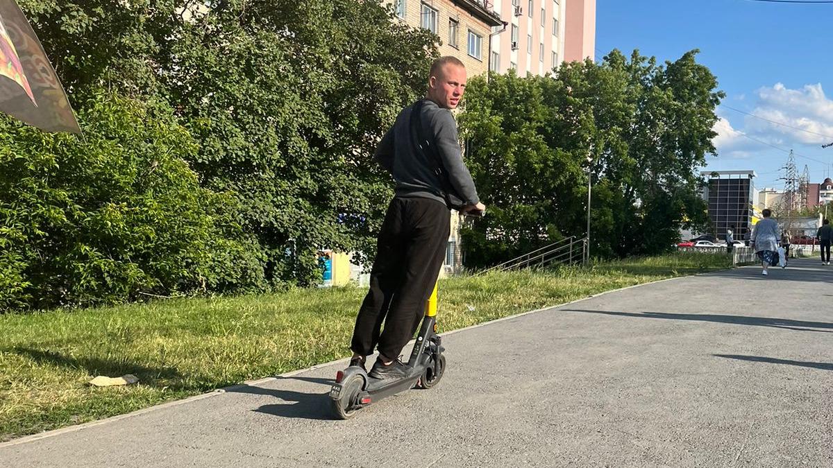 В Екатеринбурге наглый самокатчик сбил женщину на тротуаре - 15 июня 2023 -  Е1.ру