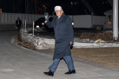 Trump Shows Swollen Ankles Descending from Air Force One