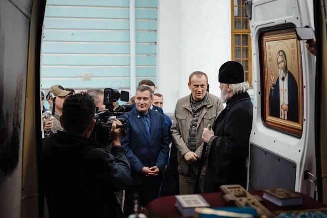Дрозденко подарил Курской области мобильную часовню и пообещал помощь | Источник: Александр Хинштейн / Telegram