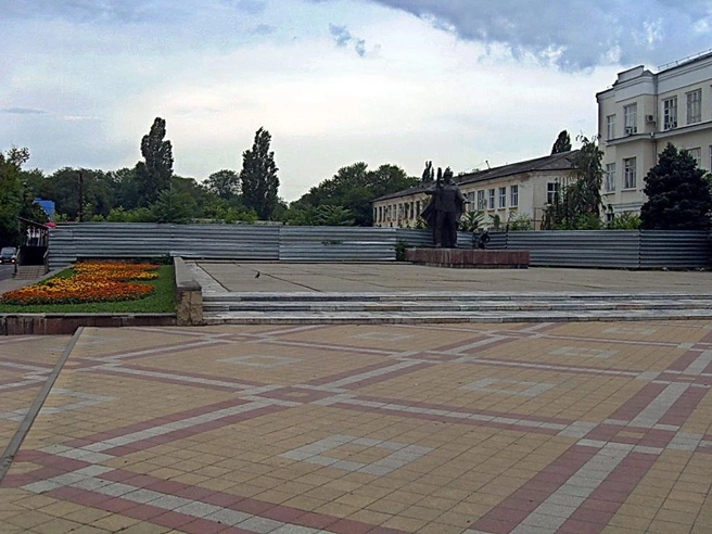 Памятник солдату советской армии у Политеха на Красной | Источник: Сергей Свистунов / svistuno-sergej.narod.ru