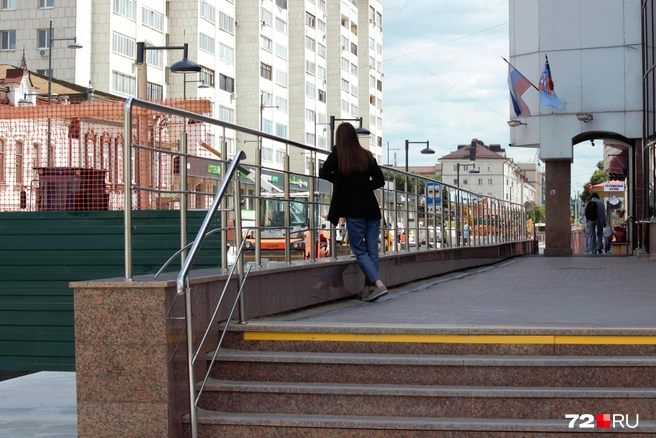 За зеленым забором всё еще строят новую дорогу. Ждете открытия? | Источник: Павел Красоткин / 72.RU