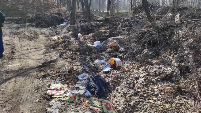 Мусорные кучи образовались прямо за жилыми кварталами | Источник: Сергей Баранчуков, Гражданский патруль / Vk.com