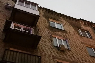 Забытый дом с военной историей в Волгограде рушится