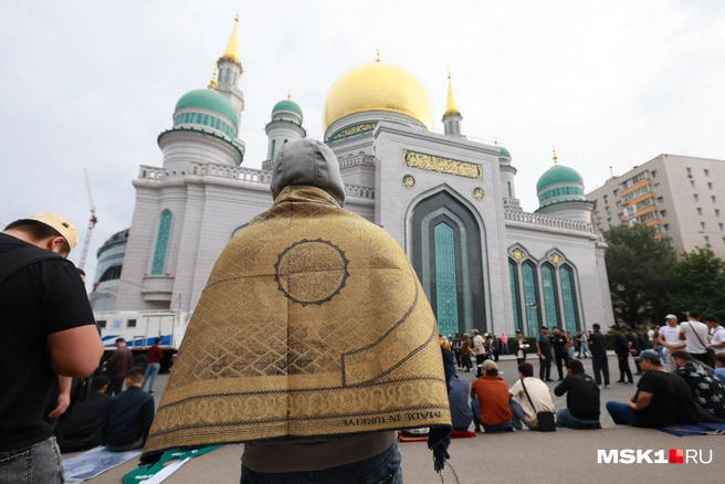 Территорию, где собрались молящиеся, охраняла полиция | Источник: Артем Устюжанин / MSK1.RU