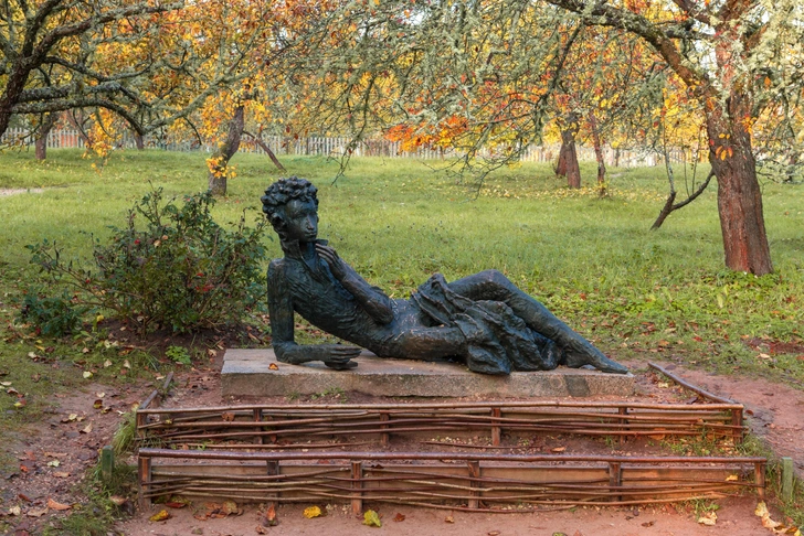 Памятник Пушкину-лицеисту в усадьбе Михайловское | Источник: Karasev Viktor/Shutterstock/Fotodom.ru