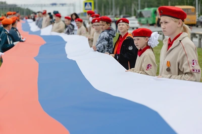 «По пути с Россией!»: 100-метровый флаг развернули на трассе М-5 «Урал»