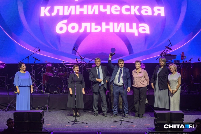 Медицинской клиникой года стала Забайкальская краевая клиническая больница. Премию вручала солистка Мариинского театра Аюна Базаргуруева | Источник: Олег Фёдоров / CHITA.RU