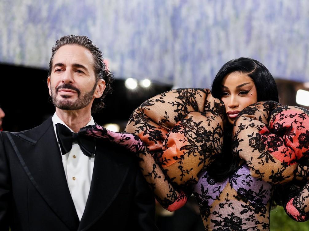 Марк Джейкобс и Cardi B (в Marc Jacobs) на Met Gala. | marieclaire.ru