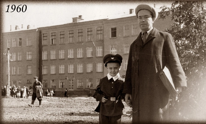 Так одевались школьники в 1960-х. Фото первоклассника из школы № 92 вместе с папой | Источник: А. Строд / pastvu.com