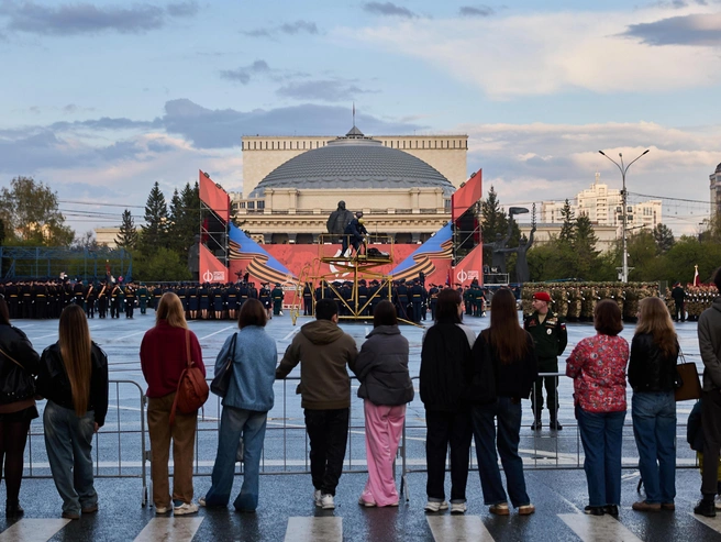 Жители Новосибирска собрались на площади Ленина, чтобы посмотреть репетицию | Источник: Александр Ощепков / NGS.RU