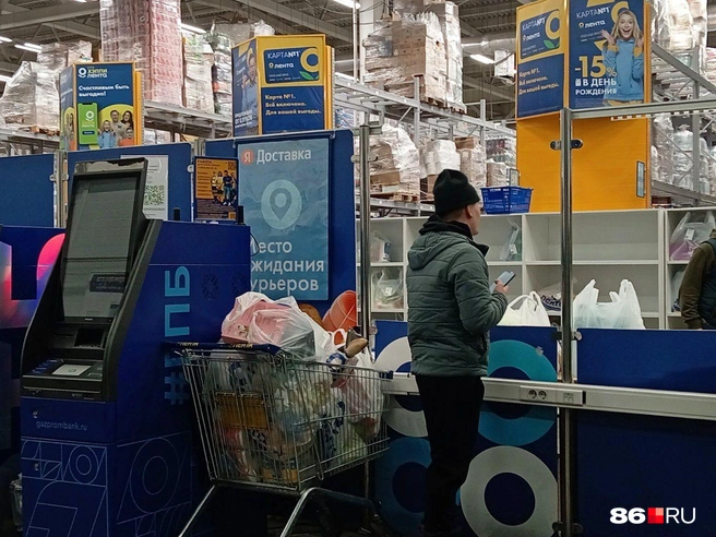 Часто покупатели выносили продукты тележками | Источник: Мария Гришкина / 86.RU