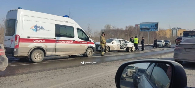 На место примчалась скорая. Помощь понадобилась водителю белой иномарки | Источник: читатель 74.RU