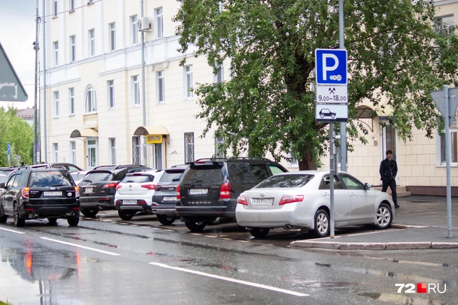 Иногда здесь вставали вторым рядом. Сегодня такого не было  | Источник: Павел Красоткин / 72.RU 