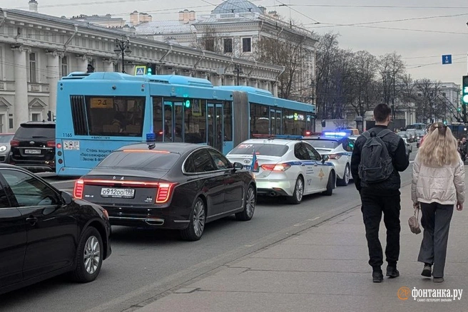 Набережная реки Фонтанки перекрыта. Там заметили автомобили делегации из Азербайджана | Источник: Федор Данилов / «Фонтанка.ру»