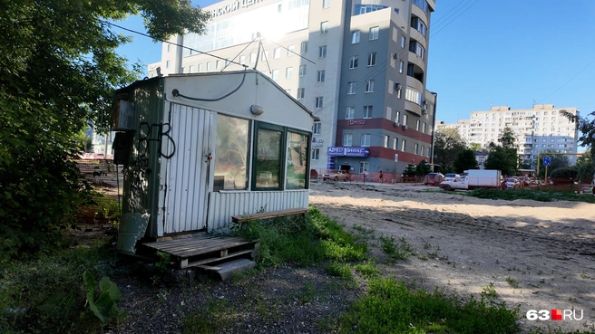 Внутри&nbsp;— высокий топчан, застеленный желтым в фиолетовых цветах одеялом, ковер на стене и стол. На столешнице под стеклом&nbsp;— календарь на 2025 год. Похоже, жизнь здесь всё-таки теплится | Источник: Алексей Ногинский / 63.RU