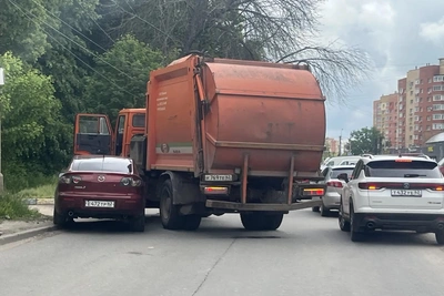 Мусоровоз протаранил легковушку в Рязани