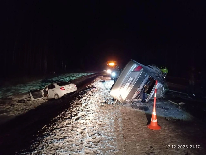 Машины столкнулись поздним вечером | Источник: ГИБДД по Тюменской области