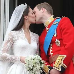 Молодые и счастливые: Кейт Миддтон и принц Уильям поделились ранее не публиковавшейся свадебной фотографией