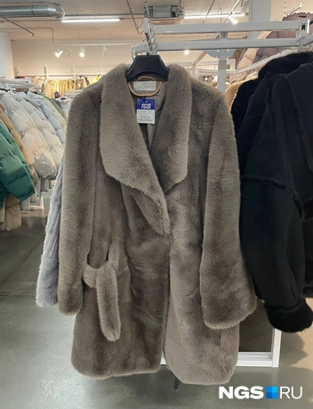 Материал имитирует мутон, шуба за 4299 рублей | Источник: Алёна Золотухина / NGS.RU