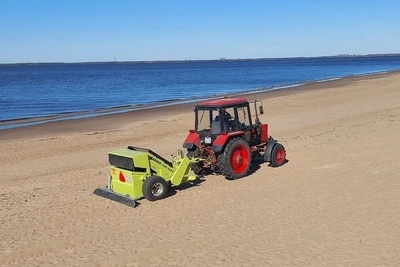В Архангельске просеют пляжный песок специальной машиной