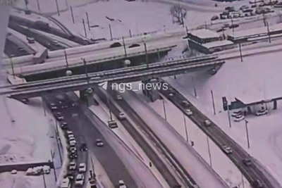 Фура застряла на мосту в Новосибирске при развороте