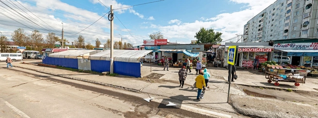 Так он выглядел в 2021-м. Рынок представлял собой небольшую торговую площадь с навесами и прилавками | Источник: «Яндекс.Карты»