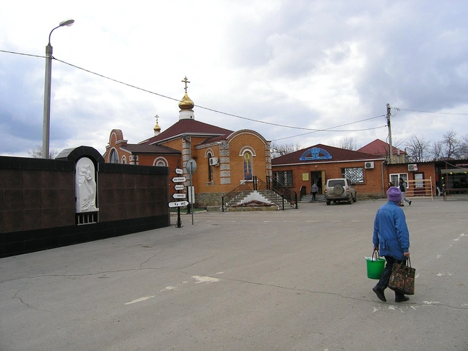 Инициатива ввести платную парковку на подъездах к кладбищу вызвала вопросы о своевременности такого решения. | Источник: Константин Завриков / V1.RU