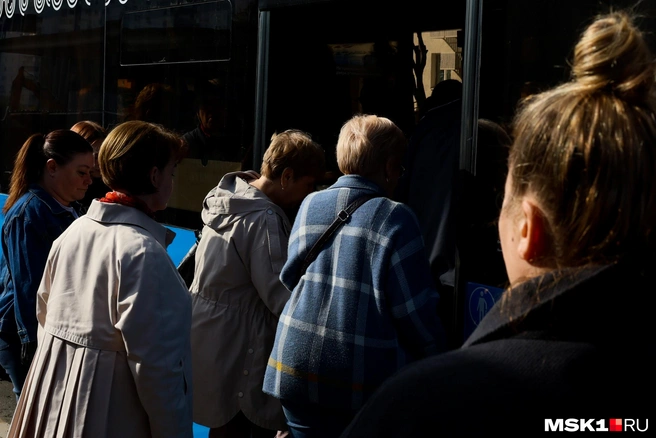 Москвичи набиваются в автобусы на Липецкой улице, где закрыли до 4 полос на дороге  | Источник: Артем Устюжанин / MSK1.RU