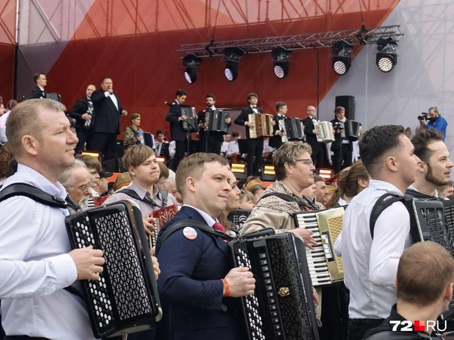 Музыканты исполнили три композиции: «День Победы», «Катюша» и марш «Прощание Славянки» | Источник: Юлия Мальцева / 72.RU