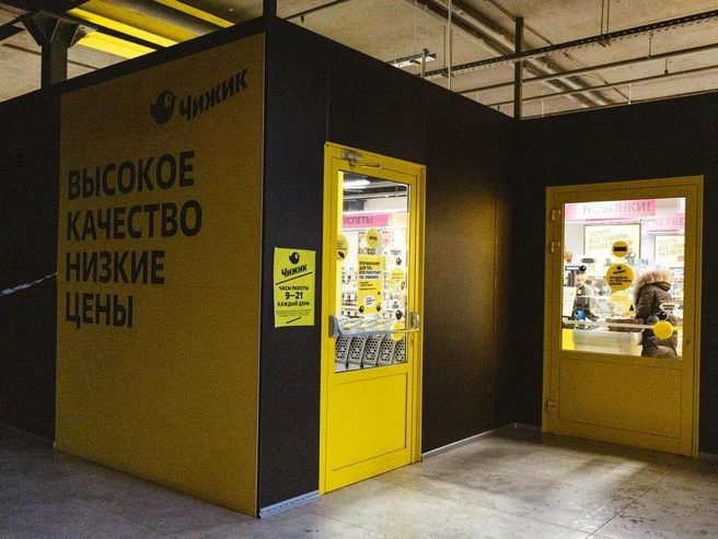 На первом этаже продолжает работать сетевой магазин-дискаунтер | Источник: Артем Бауман / 76.RU