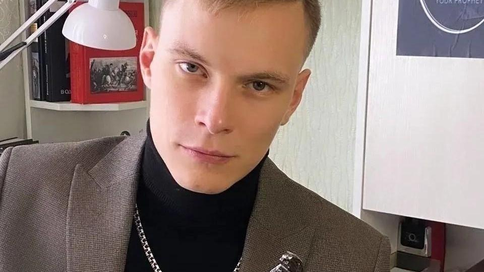 «Она поняла, что такое власть». Молодой единоросс унизил уборщицу из Нефтеюганска — видео