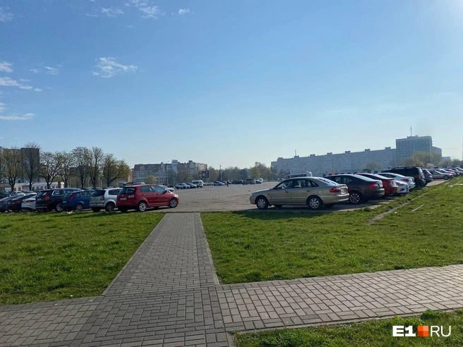 Площадь в центре города, как и в Екатеринбурге, превратили в большую парковку | Источник: Ирина Порозова / E1.RU