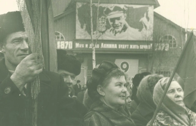 Жители готовятся к торжественному митингу на Центральной площади Ханты-Мансийска | Источник: «Он для бессмертья встал на пьедестал», музей средней школы № 1 / Архивная служба Югры