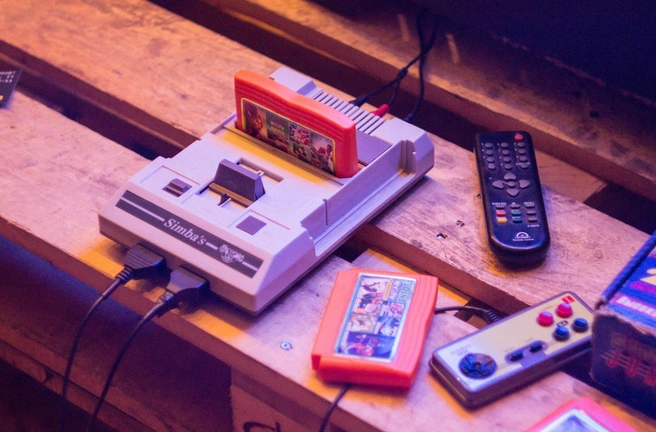 Легендарная Dendy&nbsp;— лишь китайская подделка приставки Famicom от Nintendo. Копируя форму, пираты выпускали десятки консолей под разными названиями | Источник: Этаж | Культурный центр VK.com