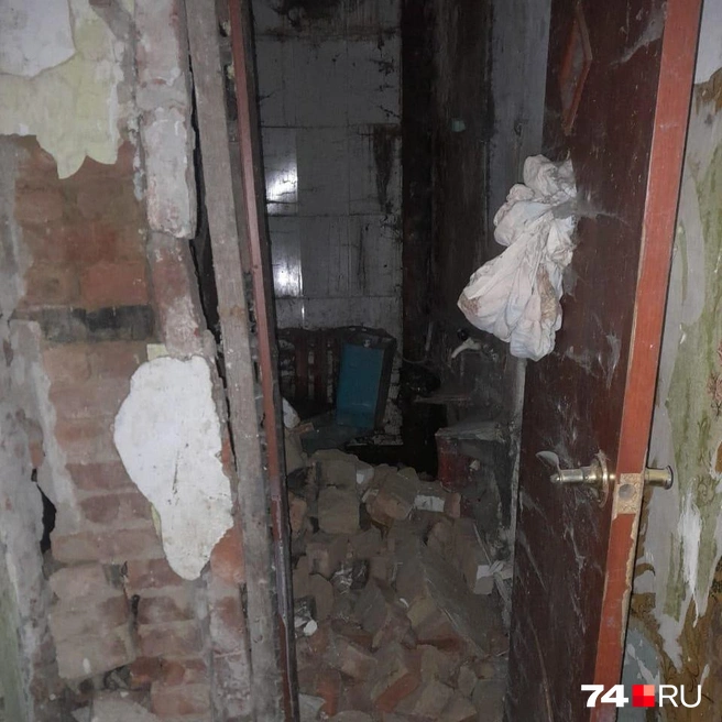 Кое-где уже обвалился потолок | Источник: читатель 74.RU