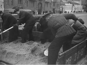 В 1941-м москвичи сооружали укрепления | Источник: кадр из д/ф «Разгром немецких войск под Москвой» (18+)