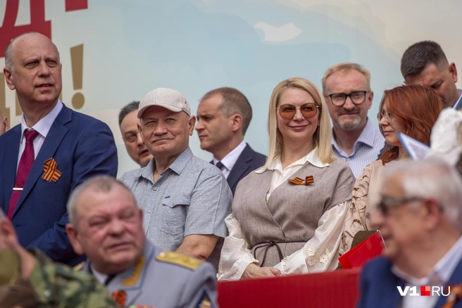 А вот в других рядах свободное место неожиданно возникло: почему-то не пришла на парад заместитель губернатора Анна Писемская | Источник: Константин Завриков / V1.RU